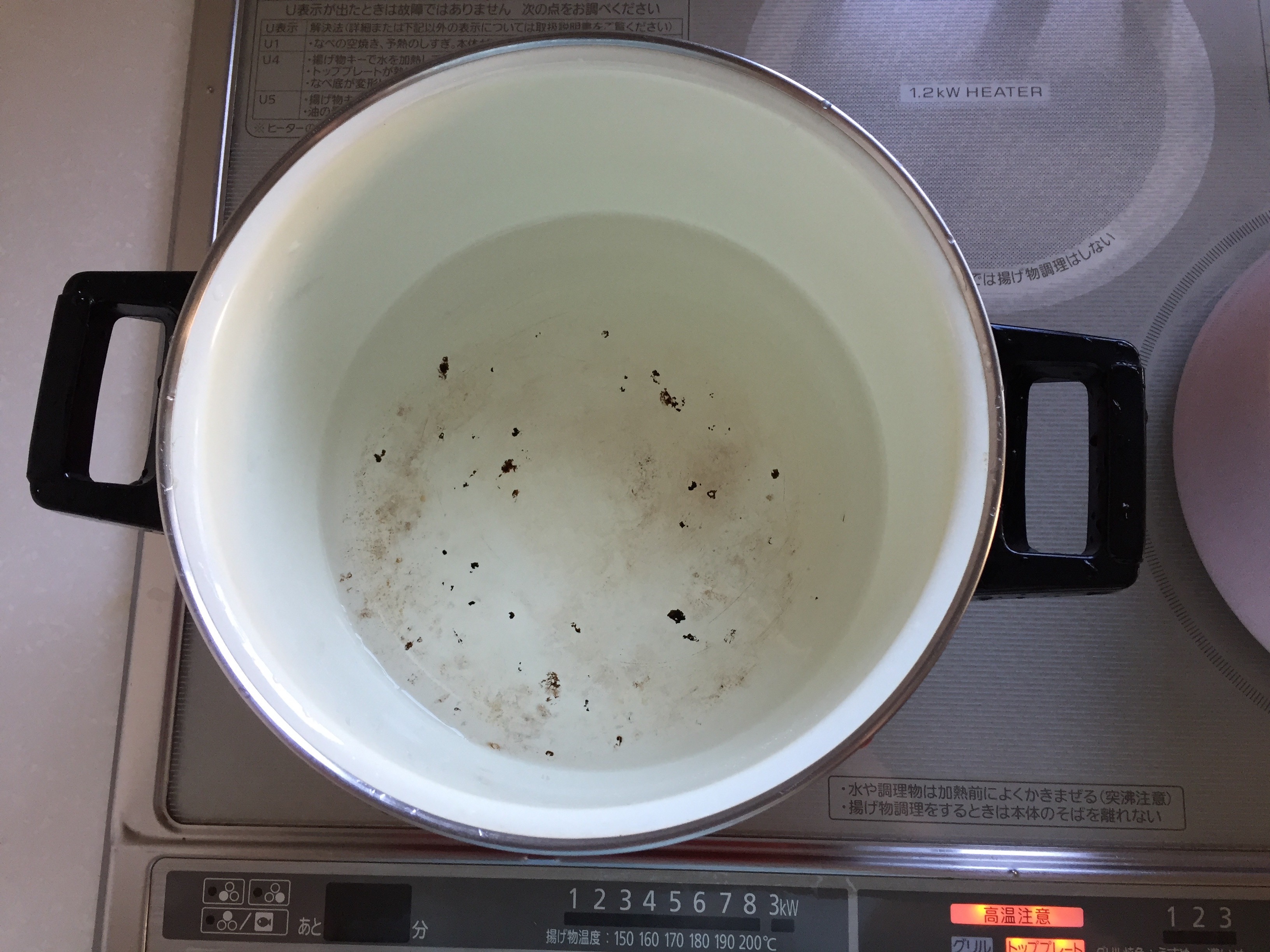 ゴシゴシは不要 ホーロー鍋の汚れが驚くほど簡単に取れました 合言葉は はちみつティースプーン1杯